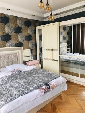 3 slaapkamers, een strijkplank/strijkijzer, reisbedje, gratis wifi