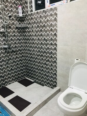 Haartrockner, Handtücher, Seife, Shampoo