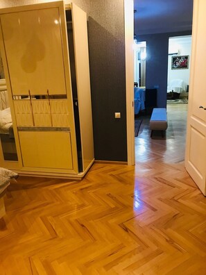 3 slaapkamers, een strijkplank/strijkijzer, reisbedje, gratis wifi