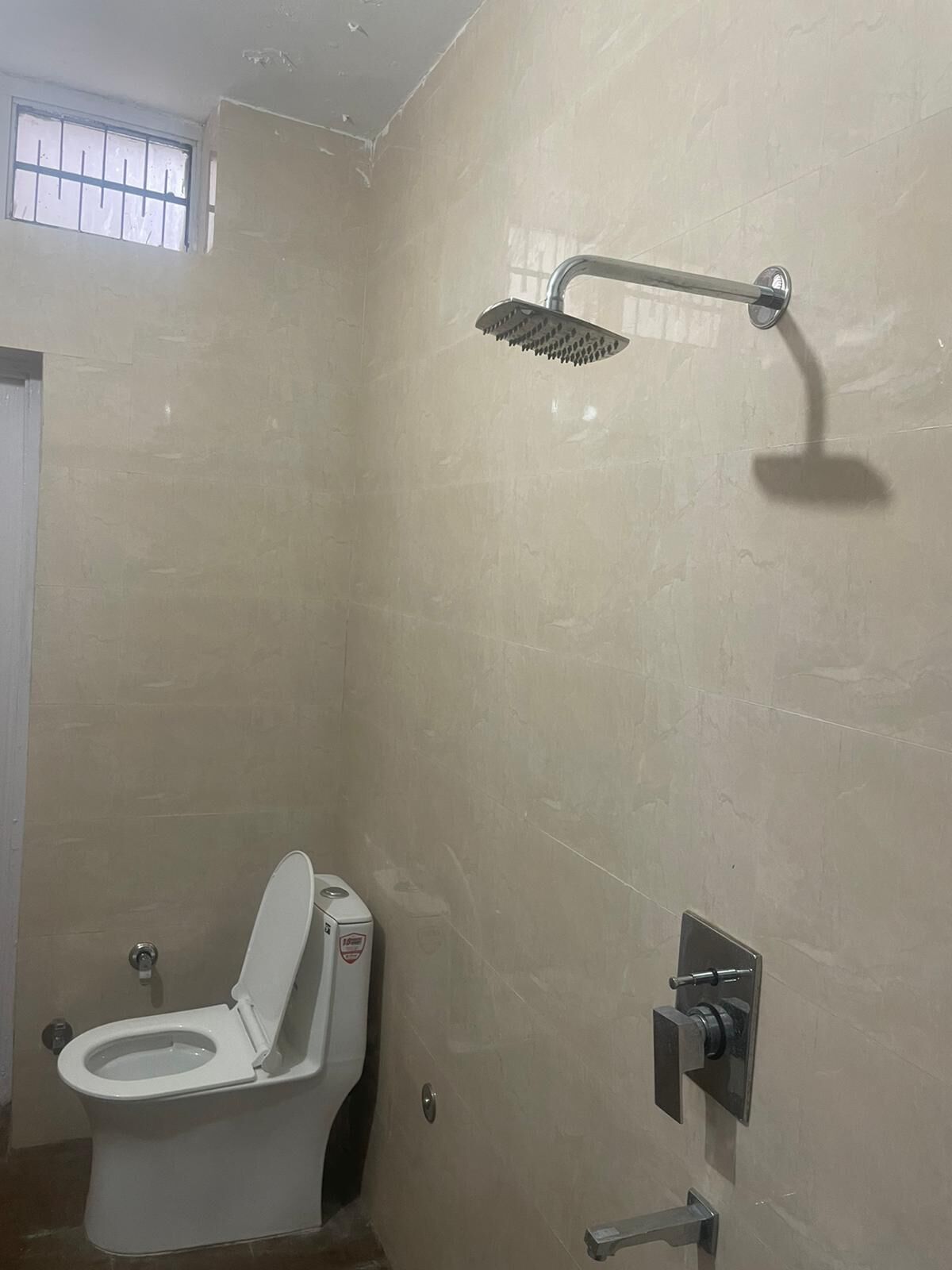 Secador de pelo, toallas, jabón y papel higiénico