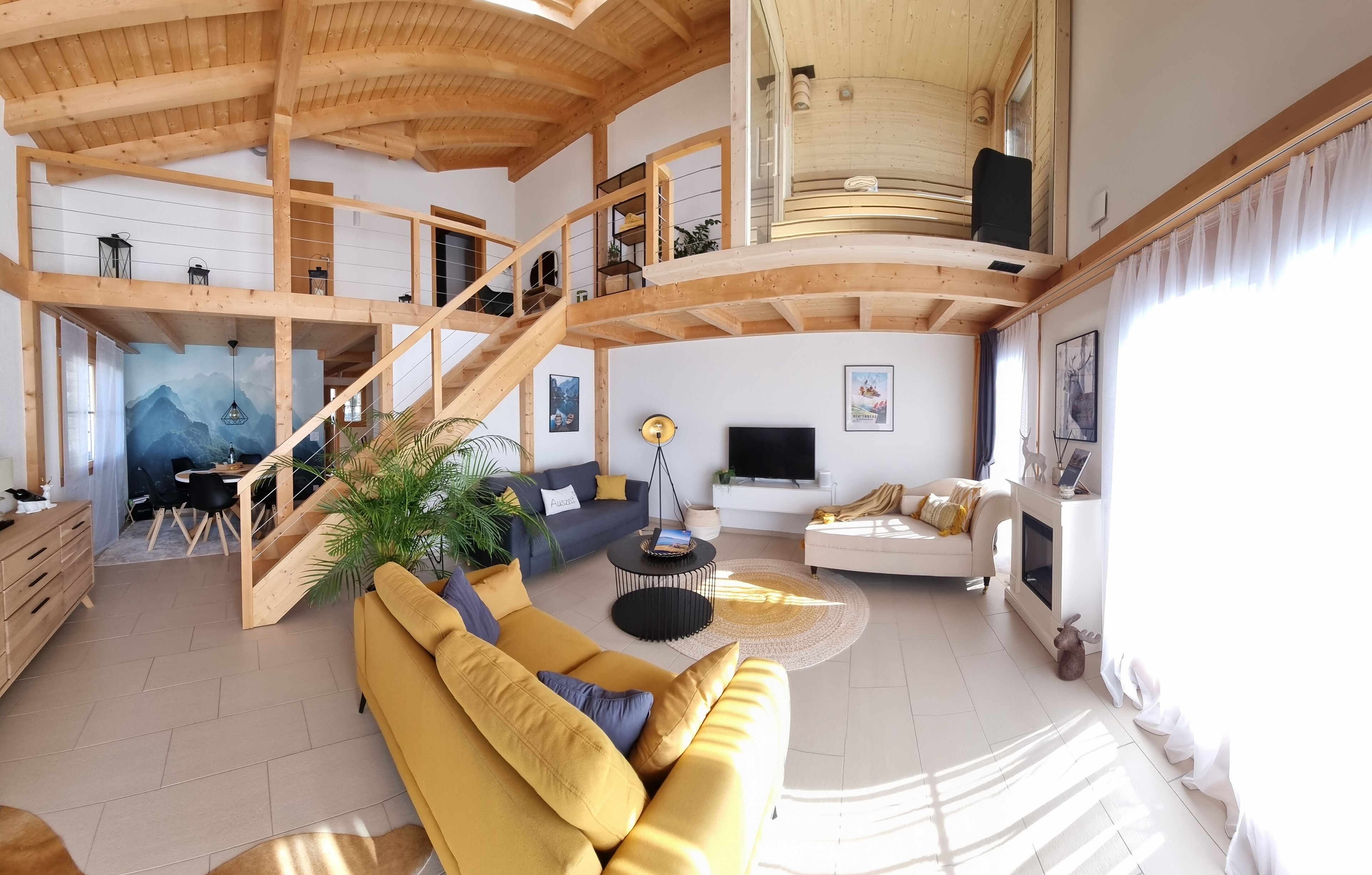 Smart TV, caminetto, libri, impianto stereo