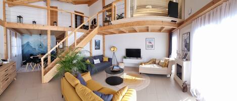 Smart TV, caminetto, libri, impianto stereo