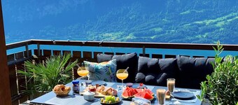 Cozy Alpine Retreat with Private Sauna & Stunning Lake and Mountain Views