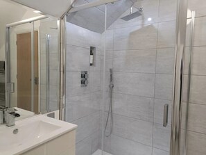 Douche, articles de toilette (gratuits), séchoir à cheveux