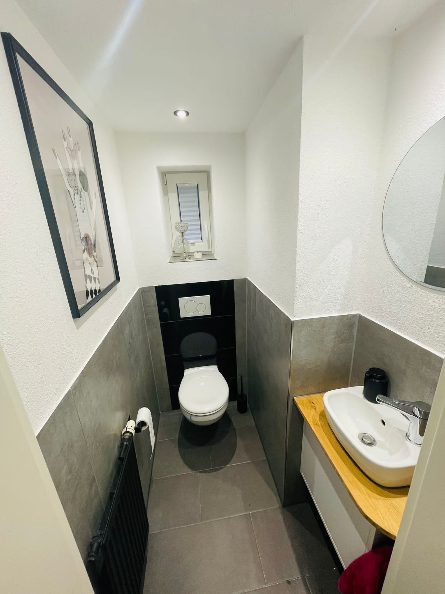 Secador de cabelo, toalhas de banho, sabonete, papel higiênico