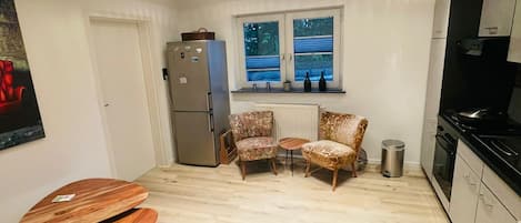 Refrigerador, placa de cocina, cafetera/tetera, utensilios de cocina