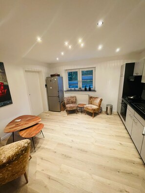 Réfrigérateur, plaque de cuisson, cafetière/bouilloire