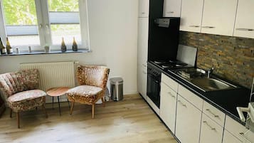 Een koelkast, een kookplaat, een koffiezetapparaat/waterkoker