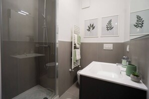 Apartment, 2 Bedrooms, Balcony, City View | Bathroom