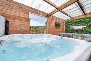 Outdoor spa tub - Glenside Cottage 'sleeping 4 guests' (DL)