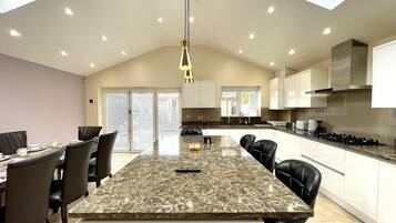 House | Private kitchen | Fridge, microwave, oven, stovetop