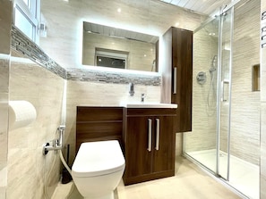 House | Bathroom - New Luxury Modern House Near Airport Free Parking (Luton)