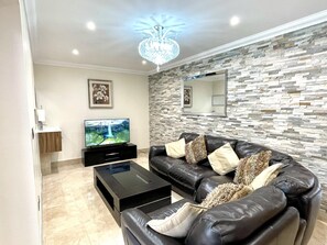 House | Living area | TV - New Luxury Modern House Near Airport Free Parking (Luton)
