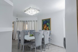 Apartment, Mehrere Schlafzimmer, Balkon, Stadtblick | Esszimmer