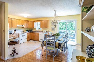 Perfect for couples or the family. Walk downtown, to beach or hiking trails.