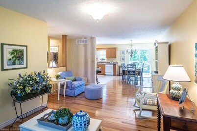 Perfect for couples or the family. Walk downtown, to beach or hiking trails.