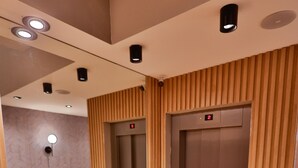 An elevator with a digital display, wooden paneling, and a light-colored floor. - M383 Hotel Bariloche (San Carlos de Bariloche)