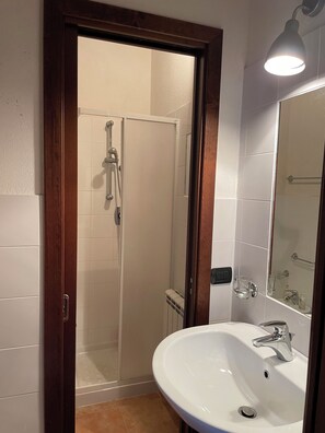 Dusche, Haartrockner, Bidet, Handtücher