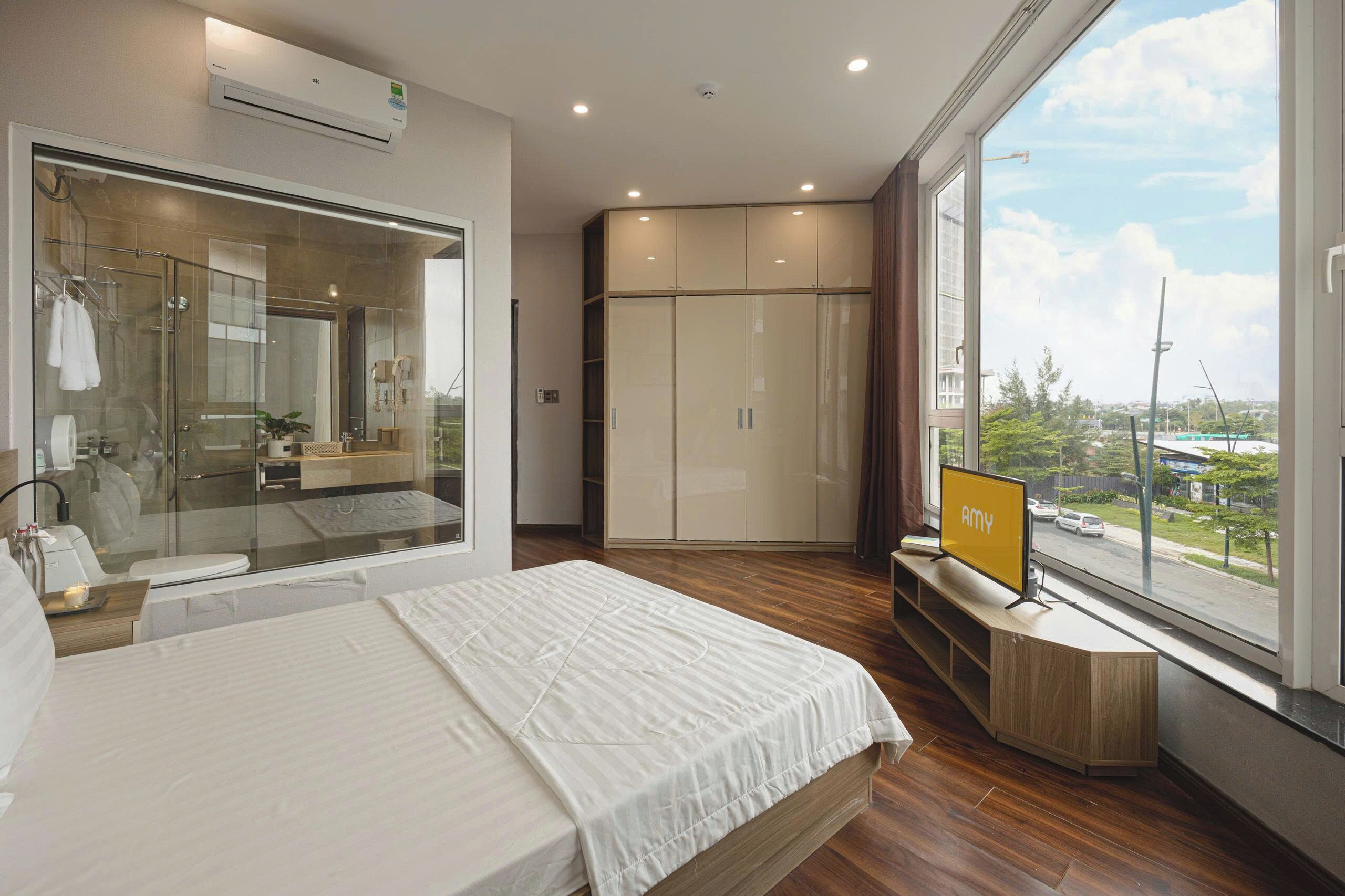 Apartment, 3 Bedrooms, City View | Premium bedding, minibar (some free items), desk