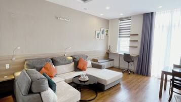 Apartment, 1 Schlafzimmer, Stadtblick | Wohnbereich | 40-Zoll-Flachbildfernseher mit Kabelempfang
