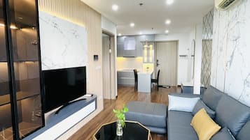 公寓, 2 間臥室, 泳池景觀 | 起居區 | 40-吋平面電視,提供有線頻道
