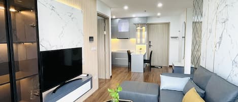 Appartement, 2 slaapkamers, uitzicht op zwembad | Woonruimte | Een 40-inch flatscreentelevisie met kabelzenders