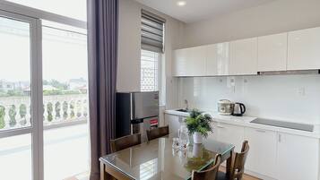 Apartment, 1 Schlafzimmer, Stadtblick | Wohnbereich | 40-Zoll-Flachbildfernseher mit Kabelempfang