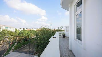 Estudio, balcón, vistas a la ciudad | Vistas del balcón