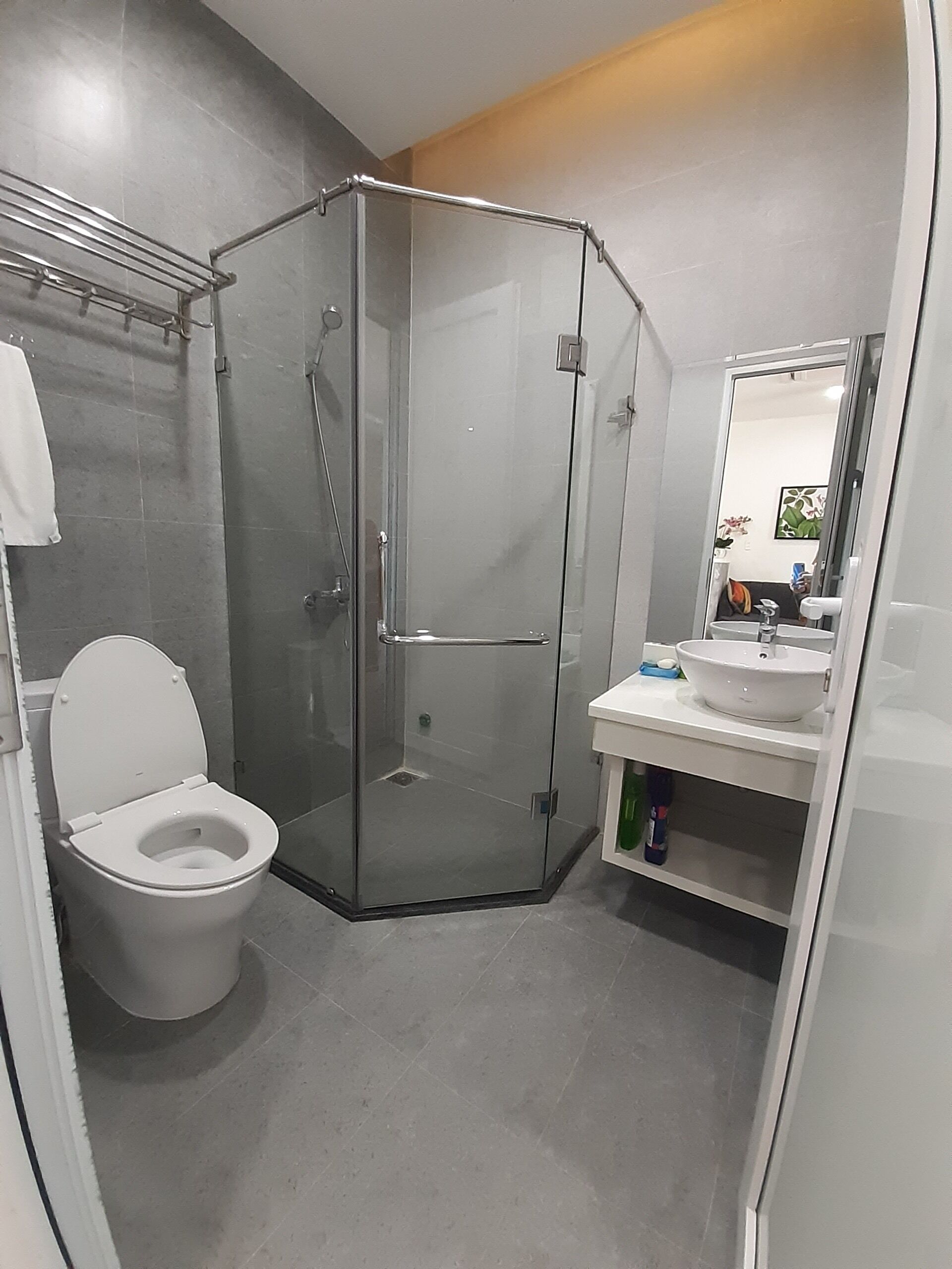 Ropa de cama de alta calidad, artículos del minibar gratis y escritorio 