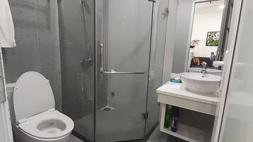 Ropa de cama de alta calidad, artículos del minibar gratis y escritorio