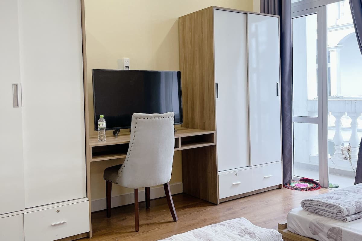 Apartment, 2 Bedrooms, City View | Living area | 40-inch flat-screen TV with cable channels
