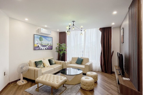 Apartment, 4 Bedrooms, City View | Ruang tamu | 40 inci televisyen skrin rata dengan kabel