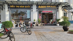 A storefront with signs for 'SIEU THI HAN QUOC' and 'AMY MINI MART'. - Amy Apartment Hue (Hue)