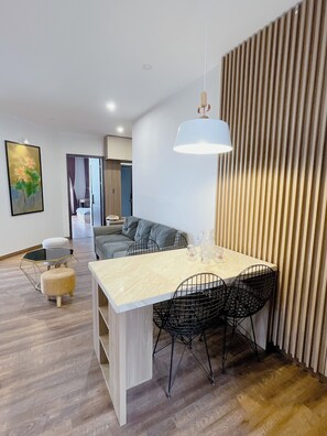Departamento, 3 habitaciones, vista a la ciudad | Ropa de cama de alta calidad, artículos del minibar gratis y escritorio 