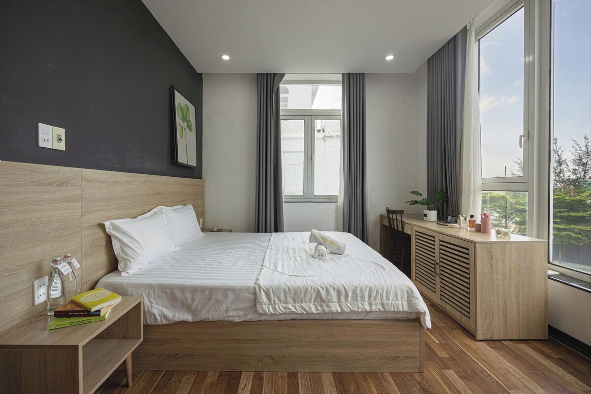 Apartment, 3 Bedrooms, City View | Premium bedding, minibar (some free items), desk