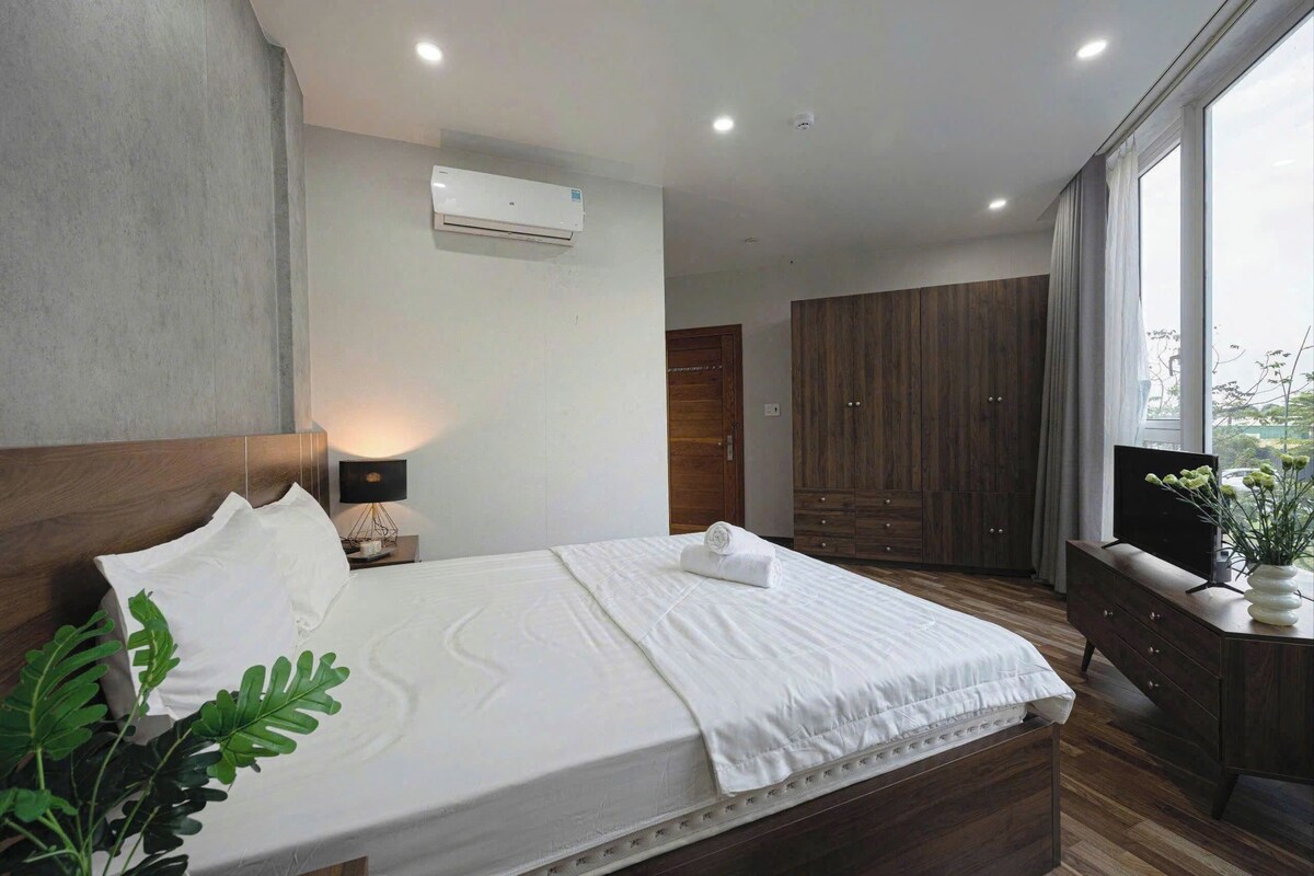 Apartment, 2 Bedrooms, City View | Premium bedding, minibar (some free items), desk