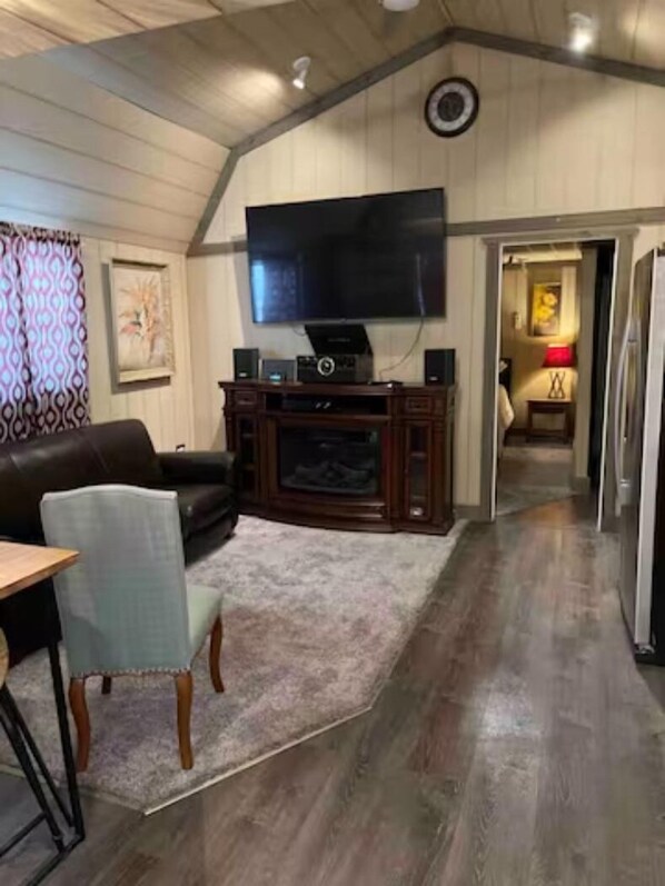 Televisión y chimenea