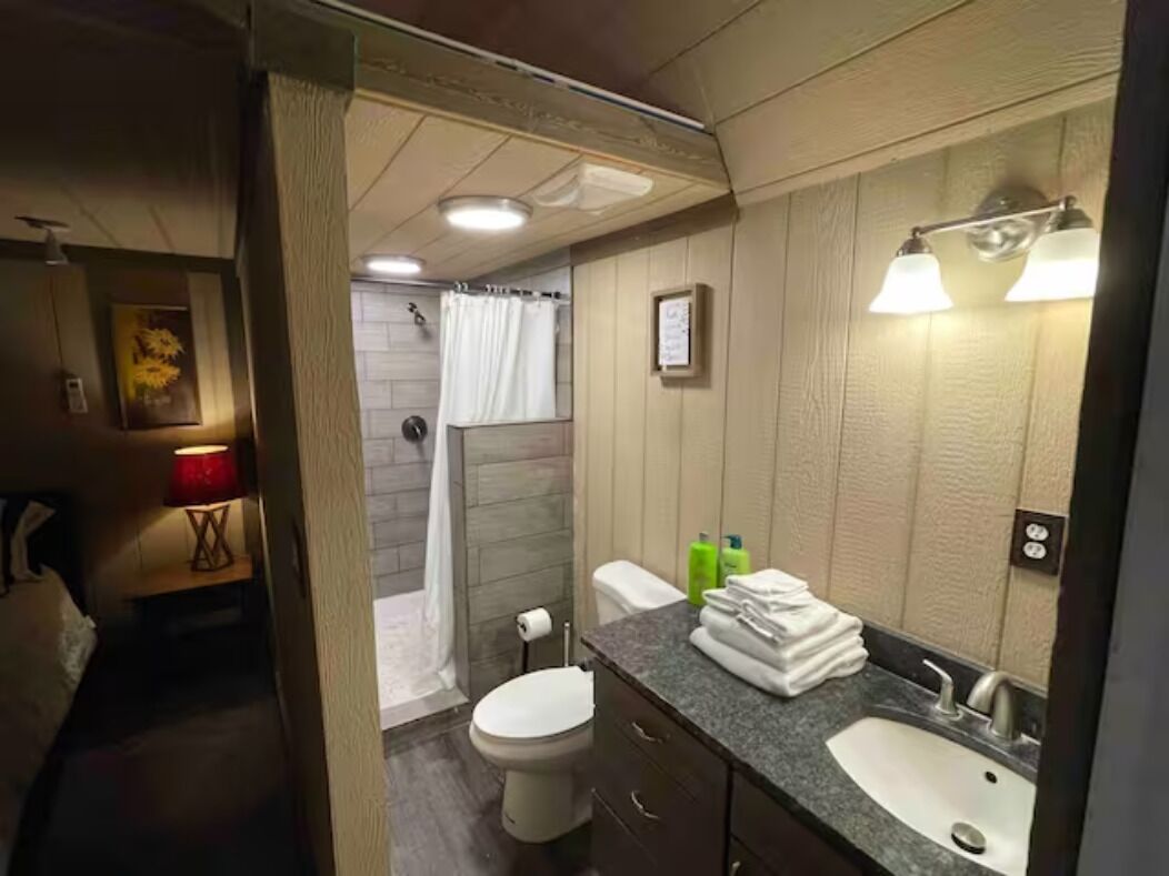 Regadera, secadora de cabello, toallas, jabón 