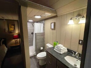 Regadera, secadora de cabello, toallas, jabón