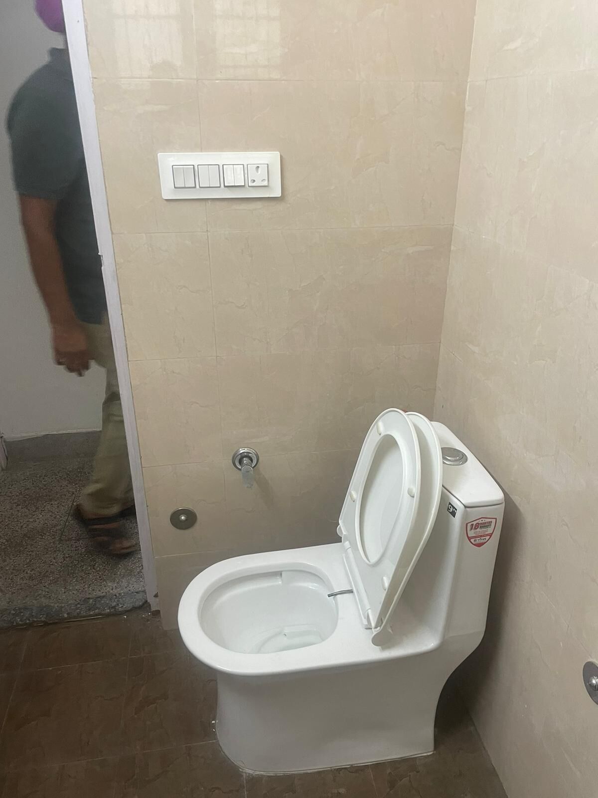 Chuveiro, secador de cabelo, toalhas de banho, sabonete