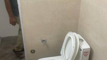 Chuveiro, secador de cabelo, toalhas de banho, sabonete