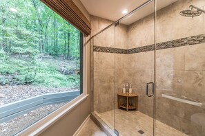Een douche, een haardroger, handdoeken, zeep