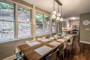 Dining - Relaxing mountain retreat in Big Canoe with wrap around deck and babbling brook (Jasper)