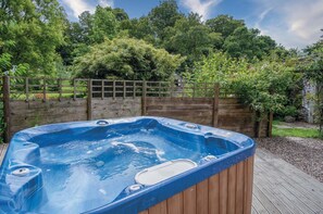 Outdoor spa tub - The Apple Store - 1 Bedroom Cottage - St Ishmael's (Haverfordwest)