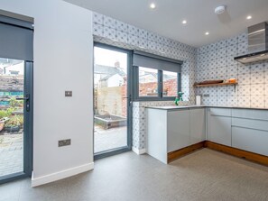 Kjøleskap, mikrobølgeovn, ovn og oppvaskmaskin