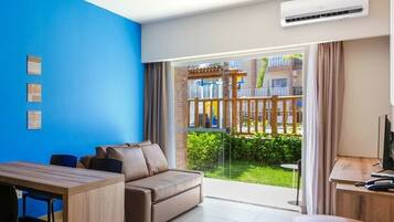 Departamento Deluxe | Área de sala de estar | Smart TV de 43 pulgadas con canales por cable y Netflix