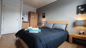 1 habitación, escritorio, tabla de planchar con plancha y cuna de viaje 