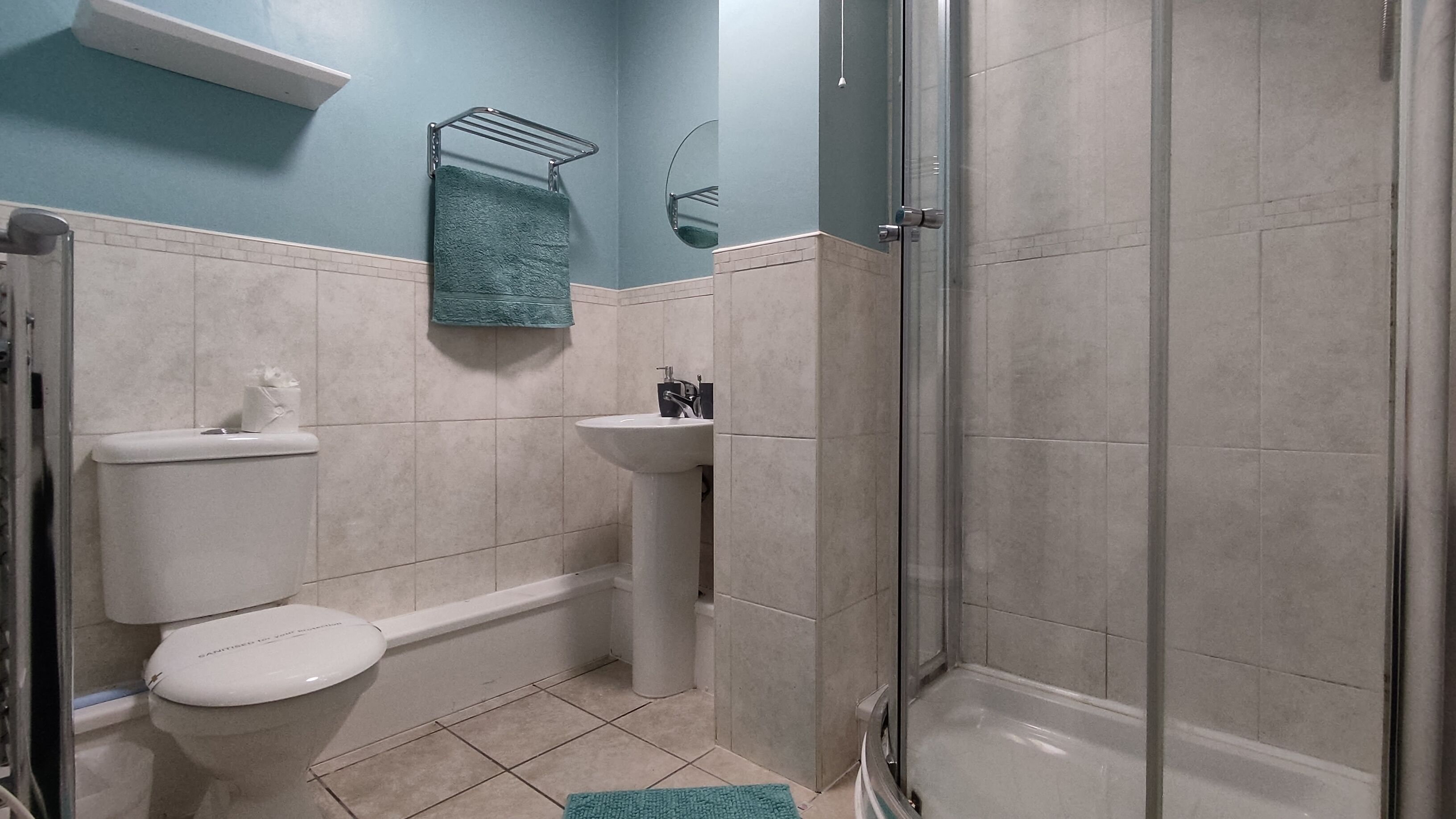 Ein Badezimmer mit Toilette, Waschbecken und Dusche.