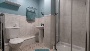 Douche, articles de toilette gratuits, sèche-cheveux, chaussons