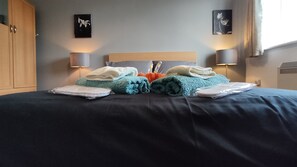 1 soveværelse, skrivebord, strygejern/strygebræt, weekendseng